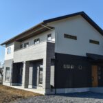 白と濃い色を組み合わせた外観。
