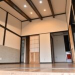 梁が見える、木と漆喰の室内。