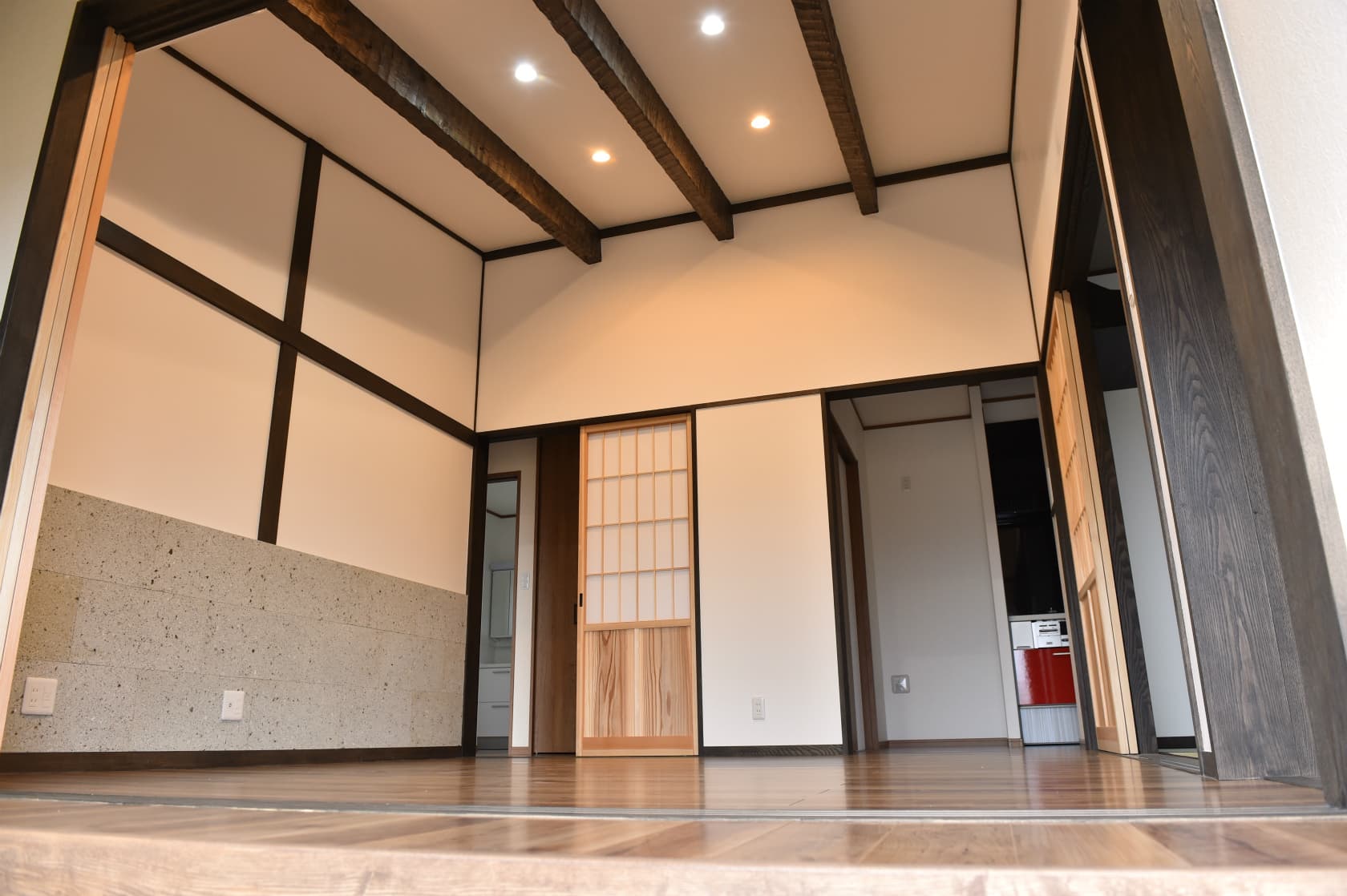 梁が見える、木と漆喰の室内。