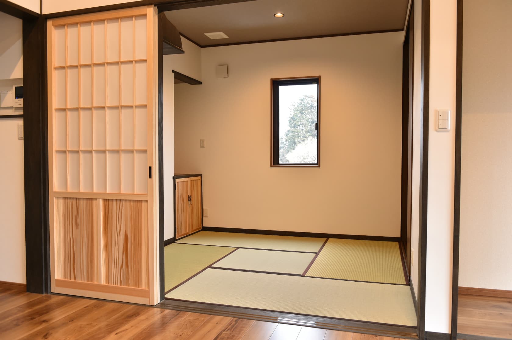 障子と襖のある畳の部屋。