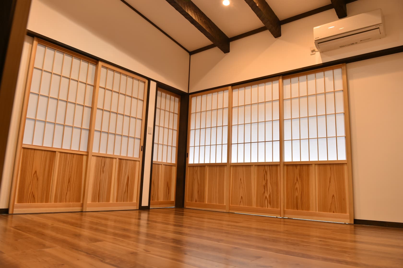 木の床と障子でつながる空間。