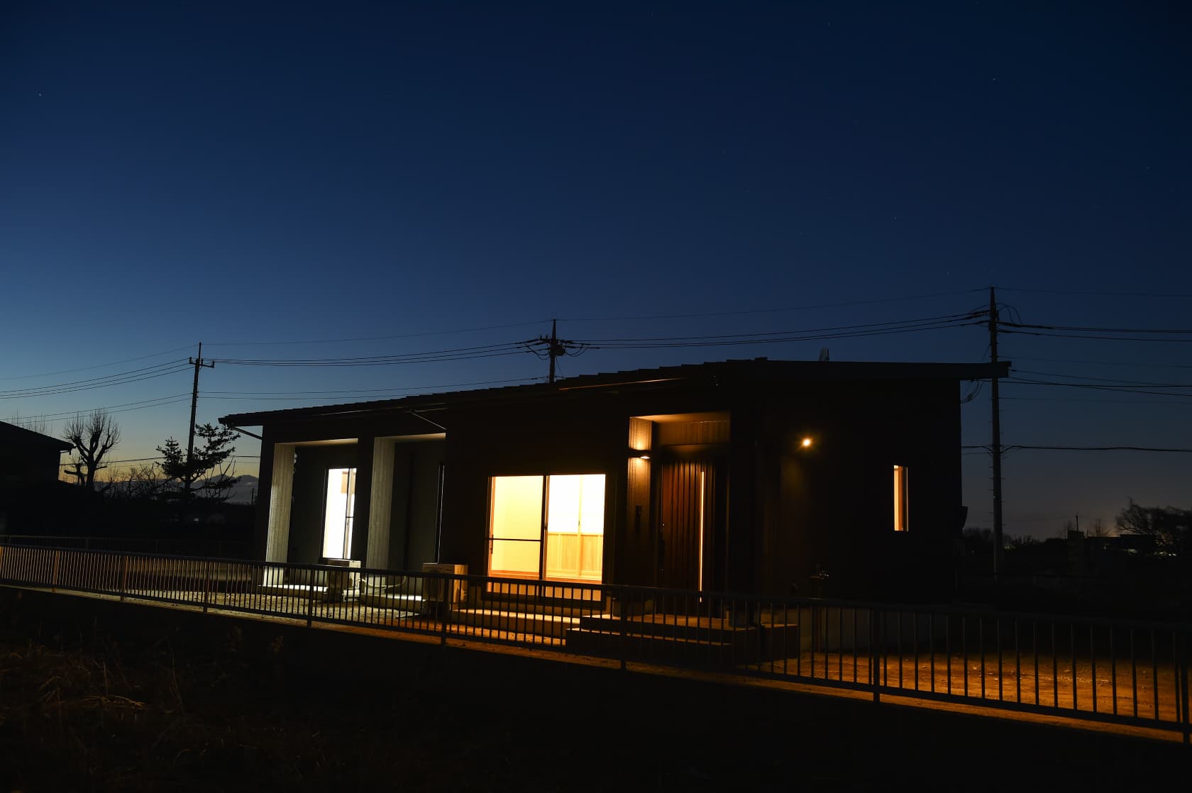 夜の住まいの外観。