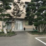 白を基調としたカフェの外観。
