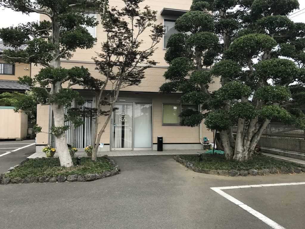 白を基調としたカフェの外観。