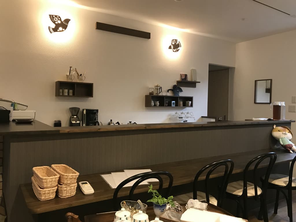 店内のカウンターと客席。