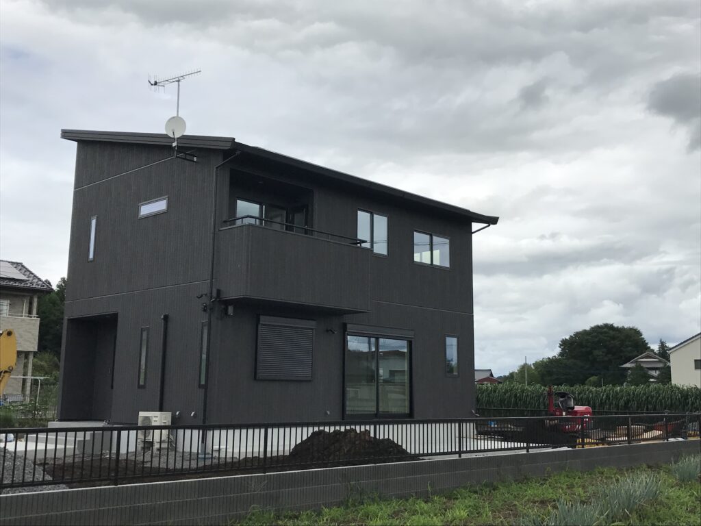落ち着いた色合いの外観。