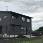 落ち着いた色合いの外観。