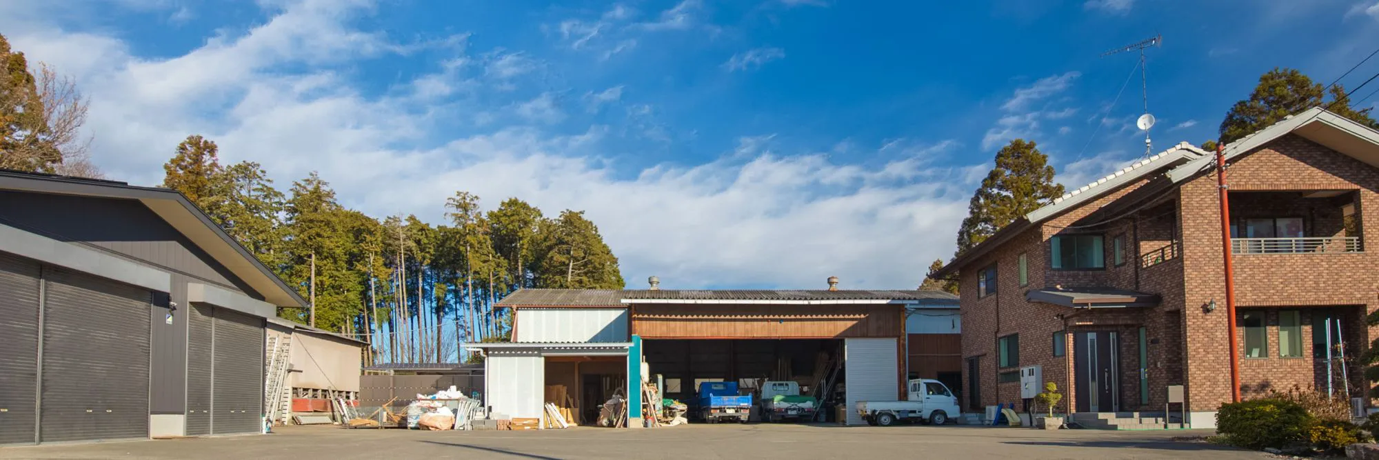 山口住宅産業の社屋と作業場
