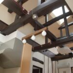 梁組みが見える天井。