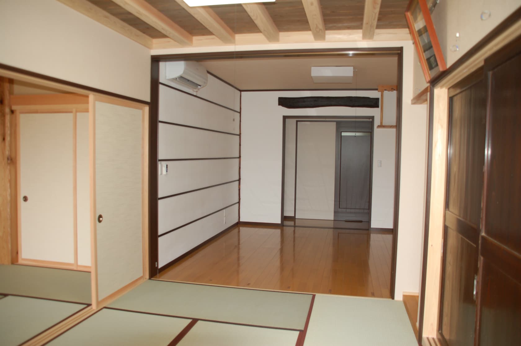 庭に向かって開く畳の部屋。