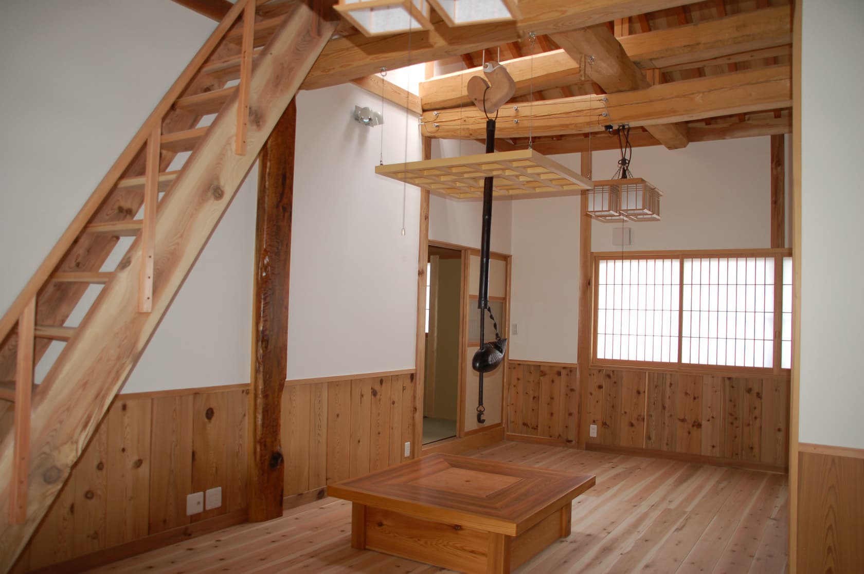 木の天井と階段のある空間。